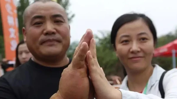 Võ sư Trung Quốc luyện thần công Kim Dung suốt 20 năm, bàn tay dày 8cm kenhtingame com thumb vo su trung quoc luyen than cong kim dung suot 20 nam ban tay day 8cm 72a91780835971457 940w