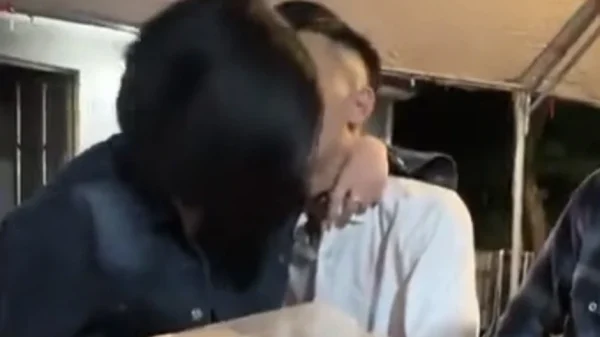 Xôn xao khoảnh khắc cô gái ngang nhiên "bá cổ, gạ gẫm" chú rể trong ngày cưới kenhtingame com thumb xon xao khoanh khac co gai ngang nhien quot ba co ga gam quot chu re trong ngay cuoi bdb61781292230506 940w