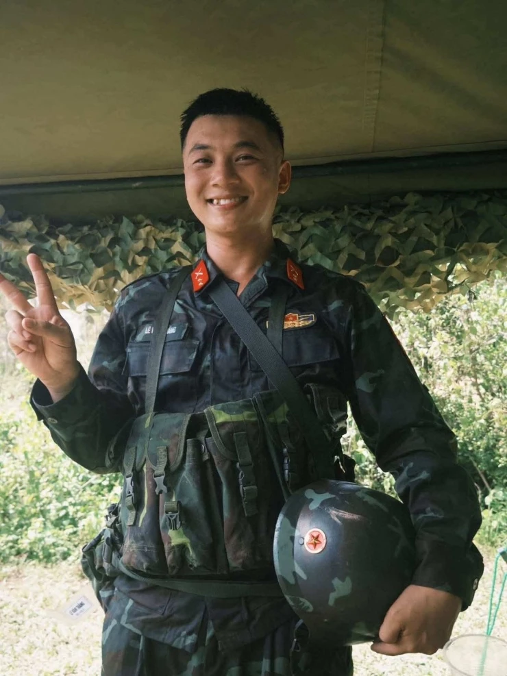 Thượng úy Lê Văn Thắng - hot boy quân đội từng gây sốt bên Hòa Minzy trong Sao Nhập Ngũ đột ngột qua đời Thượng úy Lê Văn Thắng - hot boy quân đội từng gây sốt bên Hòa Minzy trong Sao Nhập Ngũ đột ngột qua đời