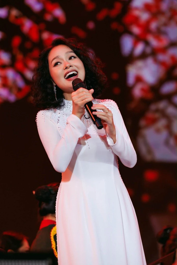 Top 4 Vietnam Idol 2012: Người đăng quang quốc tế, người về quê kín tiếng Top 4 Vietnam Idol 2012: Người đăng quang quốc tế, người về quê kín tiếng