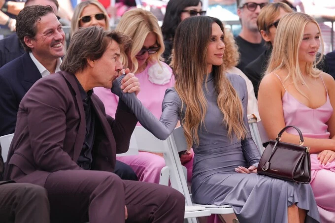 Vợ Beckham gây tranh cãi vì để Tom Cruise hôn tay