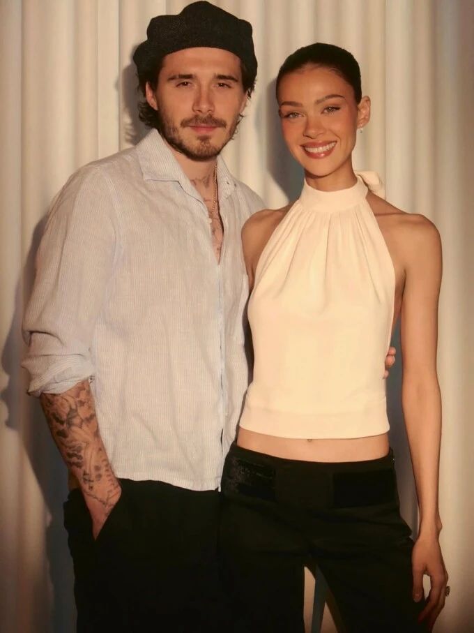 Vợ chồng Brooklyn Beckham cho rằng chuyến thăm của em gái là dàn dựng Vợ chồng Brooklyn Beckham cho rằng chuyến thăm của em gái là dàn dựng