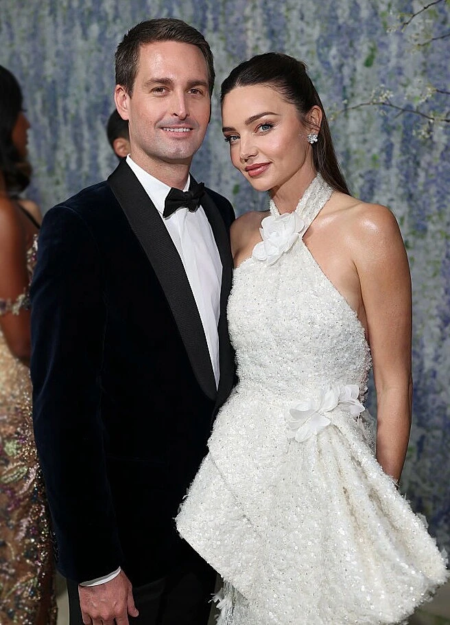 Vợ chồng Miranda Kerr giúp 261.000 người dân xóa nợ y tế nửa tỷ USD