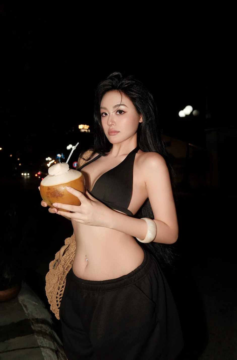 Vô tình "lia cam" trong xe hơi, cô nàng Á Khôi lập tức cho ra đời một bộ ảnh siêu phẩm Vô tình "lia cam" trong xe hơi, cô nàng Á Khôi lập tức cho ra đời một bộ ảnh siêu phẩm