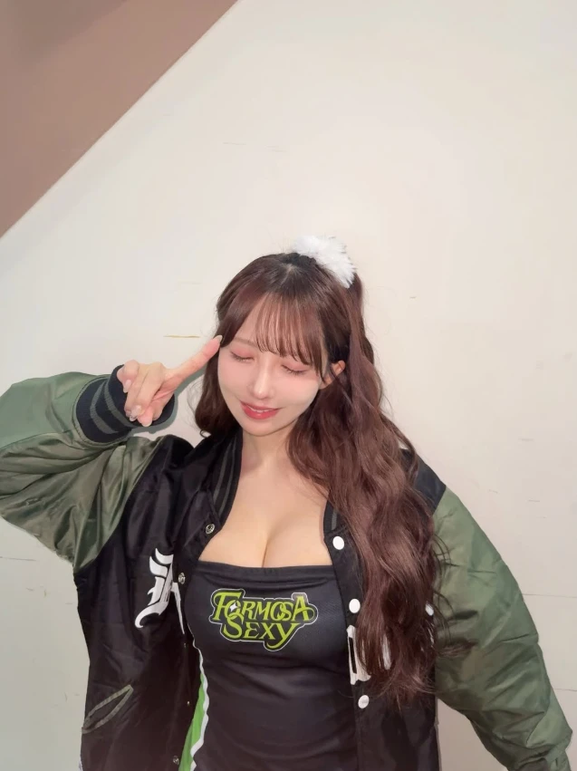 Yua Mikami khoe ảnh mới, hút gần 20.000 like, fan khen làm gì cũng gợi cảm