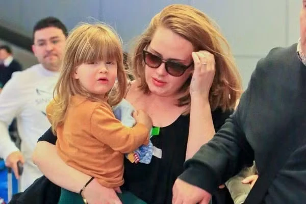Adele trở lại phòng thu, kiên quyết từ chối những chuyến lưu diễn dài ngày Adele trở lại phòng thu, kiên quyết từ chối những chuyến lưu diễn dài ngày