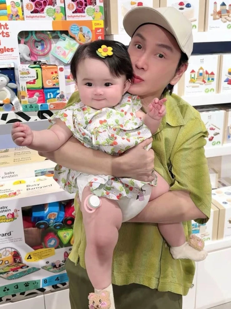 Ảnh sao 10/7: Kim Tuyến thức đợi Đồng Ánh Quỳnh đi làm về muộn Ảnh sao 10/7: Kim Tuyến thức đợi Đồng Ánh Quỳnh đi làm về muộn