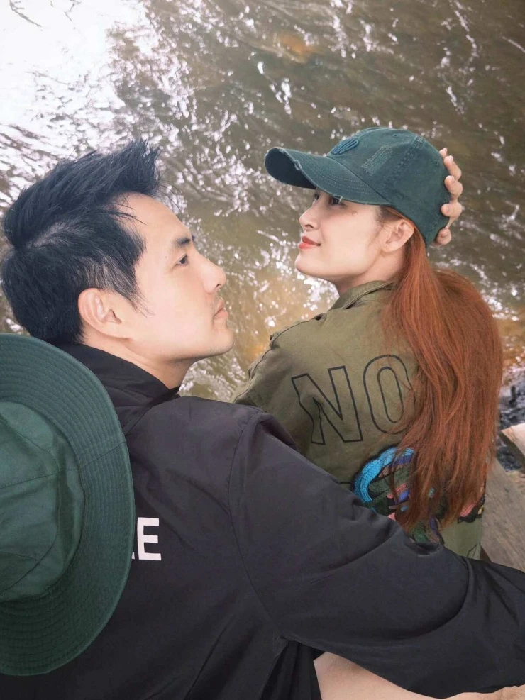 Ảnh sao 10/7: Kim Tuyến thức đợi Đồng Ánh Quỳnh đi làm về muộn Ảnh sao 10/7: Kim Tuyến thức đợi Đồng Ánh Quỳnh đi làm về muộn