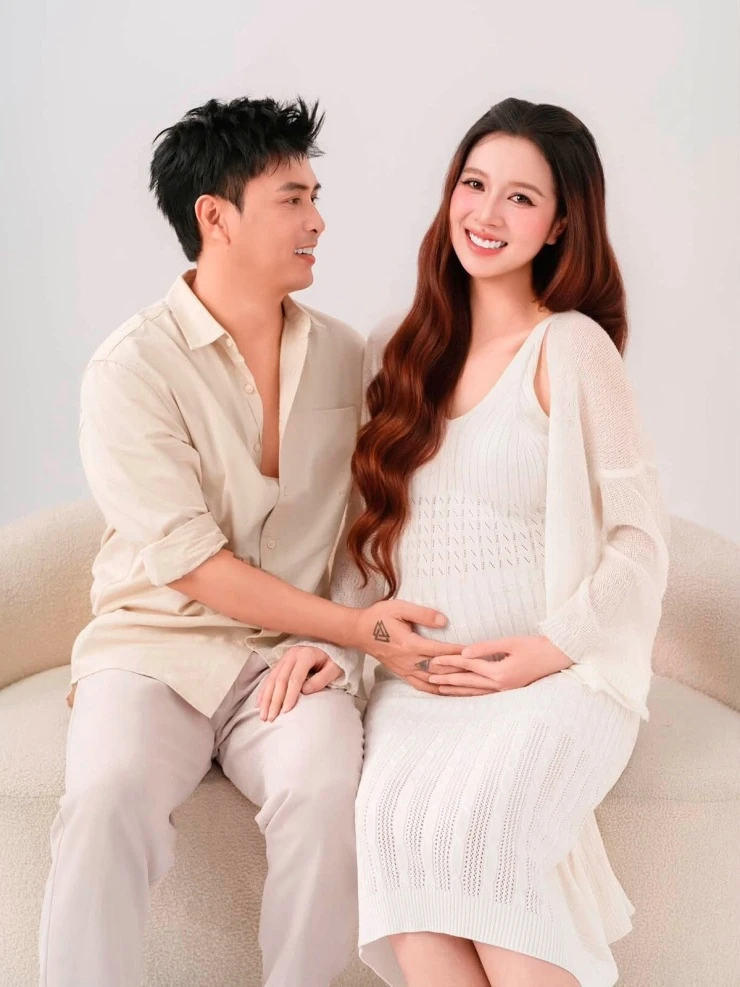 Ảnh sao 16/7: Phương Oanh sành điệu xuống phố Ảnh sao 16/7: Phương Oanh sành điệu xuống phố