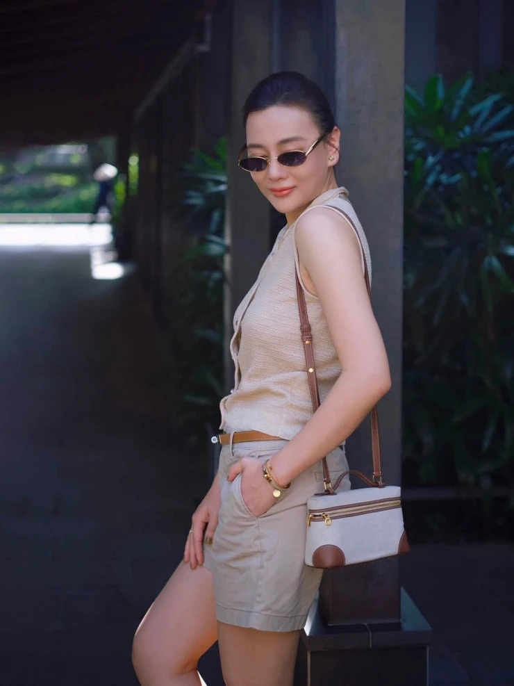 Ảnh sao 16/7: Phương Oanh sành điệu xuống phố Ảnh sao 16/7: Phương Oanh sành điệu xuống phố