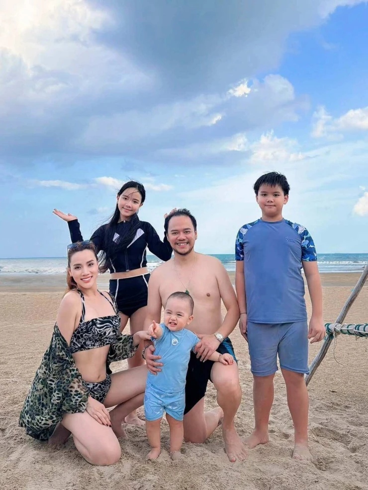 Ảnh sao 16/7: Phương Oanh sành điệu xuống phố Ảnh sao 16/7: Phương Oanh sành điệu xuống phố