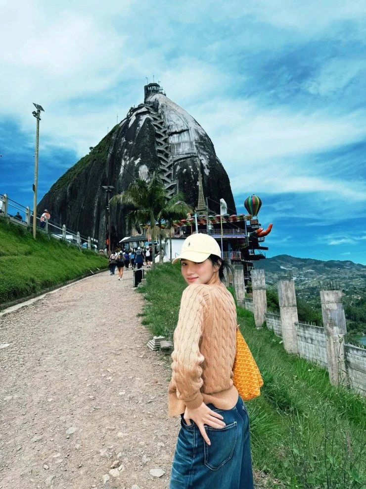 Ảnh sao 16/7: Phương Oanh sành điệu xuống phố Ảnh sao 16/7: Phương Oanh sành điệu xuống phố