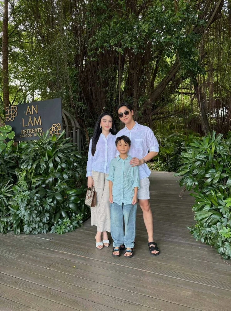 Ảnh sao 17/7: Ngân Hòa tươi tắn sau một năm điều trị suy thận Ảnh sao 17/7: Ngân Hòa tươi tắn sau một năm điều trị suy thận
