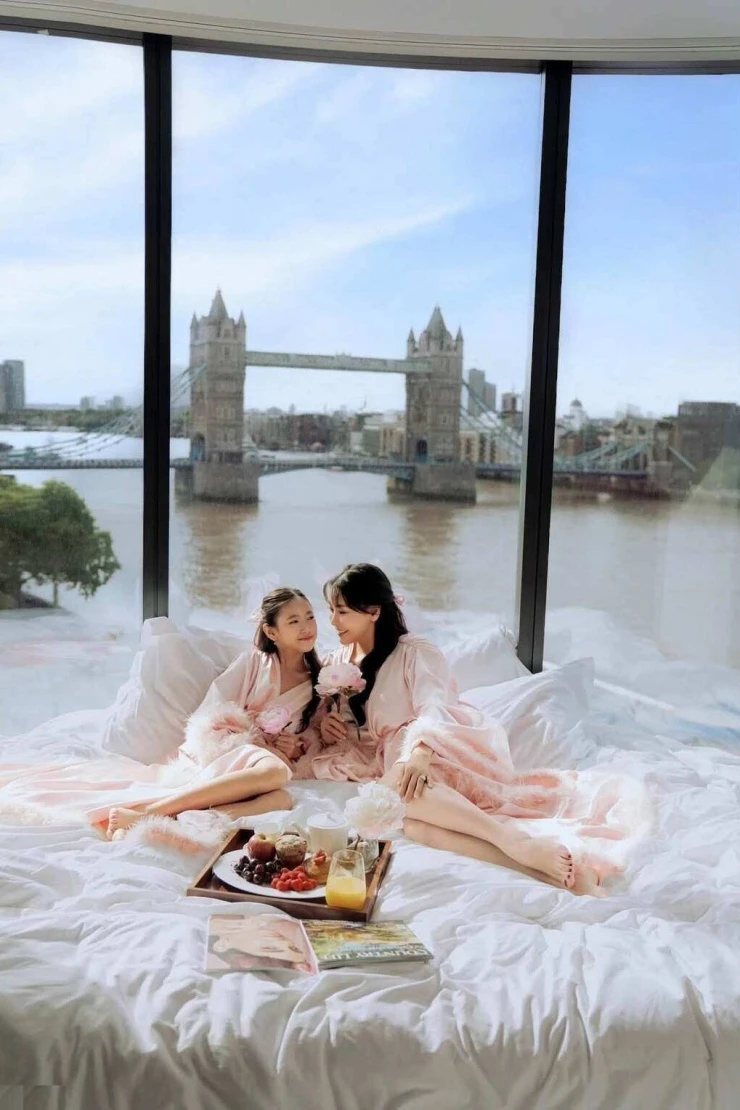 Ảnh sao 19/7: Hà Kiều Anh cùng con gái trải nghiệm khách sạn sang chảnh ở Anh Ảnh sao 19/7: Hà Kiều Anh cùng con gái trải nghiệm khách sạn sang chảnh ở Anh