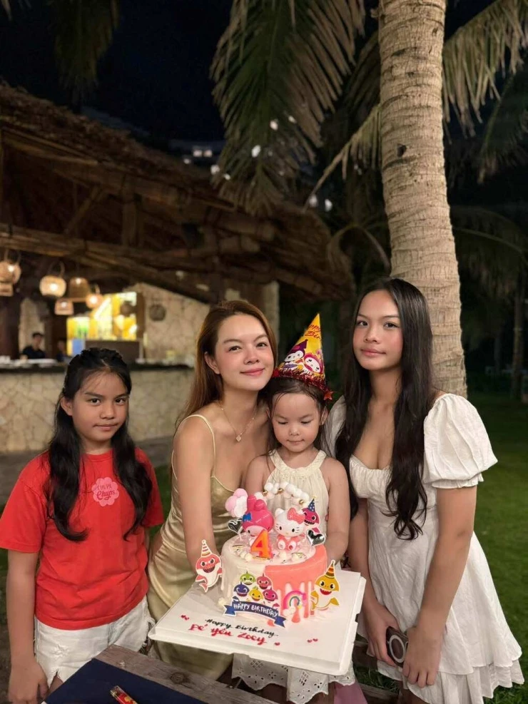 Ảnh sao 19/7: Hà Kiều Anh cùng con gái trải nghiệm khách sạn sang chảnh ở Anh Ảnh sao 19/7: Hà Kiều Anh cùng con gái trải nghiệm khách sạn sang chảnh ở Anh