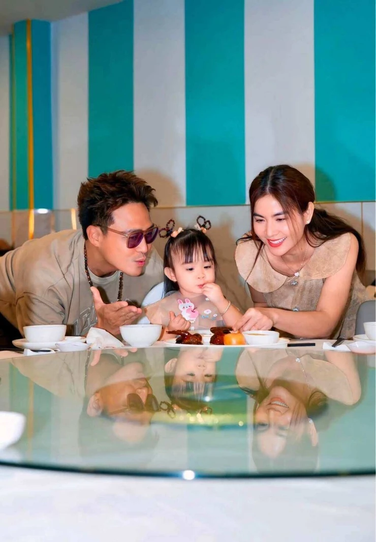 Ảnh sao 19/7: Hà Kiều Anh cùng con gái trải nghiệm khách sạn sang chảnh ở Anh Ảnh sao 19/7: Hà Kiều Anh cùng con gái trải nghiệm khách sạn sang chảnh ở Anh