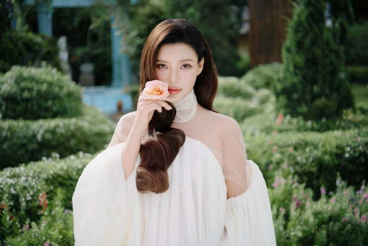 Ảnh sao 19/7: Hà Kiều Anh cùng con gái trải nghiệm khách sạn sang chảnh ở Anh Ảnh sao 19/7: Hà Kiều Anh cùng con gái trải nghiệm khách sạn sang chảnh ở Anh