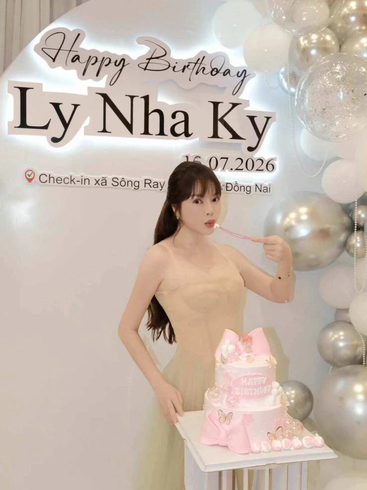Ảnh sao 21/7: Hồ Ngọc Hà tận hưởng mùa hè lạnh ở Thụy Điển Ảnh sao 21/7: Hồ Ngọc Hà tận hưởng mùa hè lạnh ở Thụy Điển