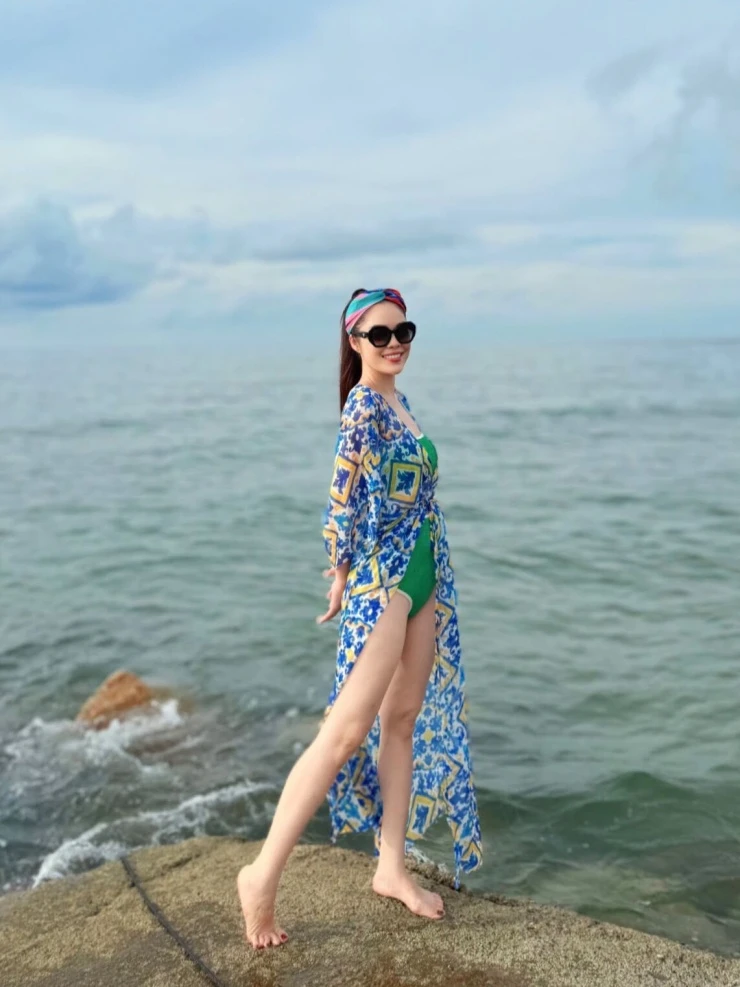 Ảnh sao 22/7: Việt Anh - Quỳnh Nga tình tứ đi ăn với bạn bè Ảnh sao 22/7: Việt Anh - Quỳnh Nga tình tứ đi ăn với bạn bè