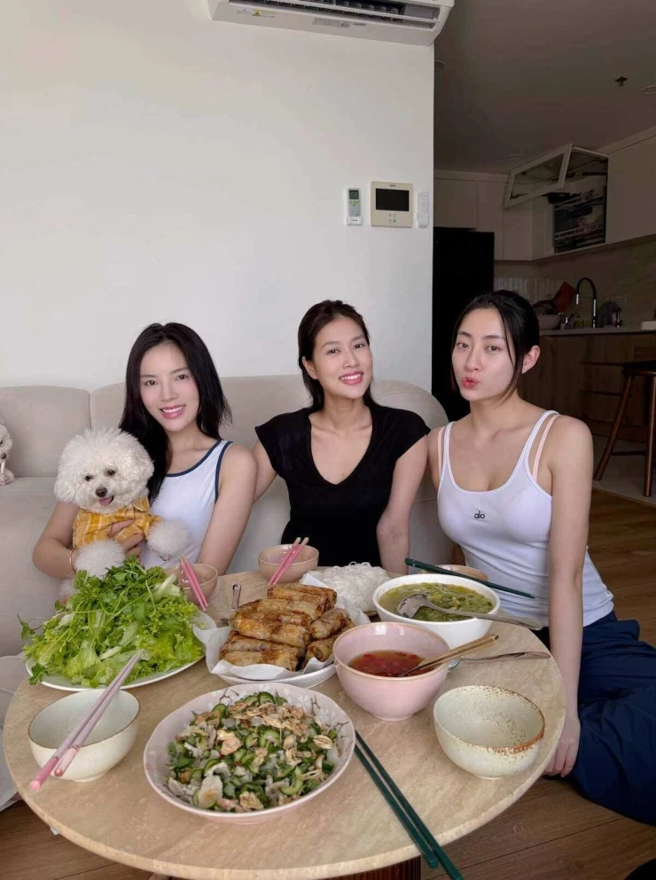 Ảnh sao 22/7: Việt Anh - Quỳnh Nga tình tứ đi ăn với bạn bè Ảnh sao 22/7: Việt Anh - Quỳnh Nga tình tứ đi ăn với bạn bè