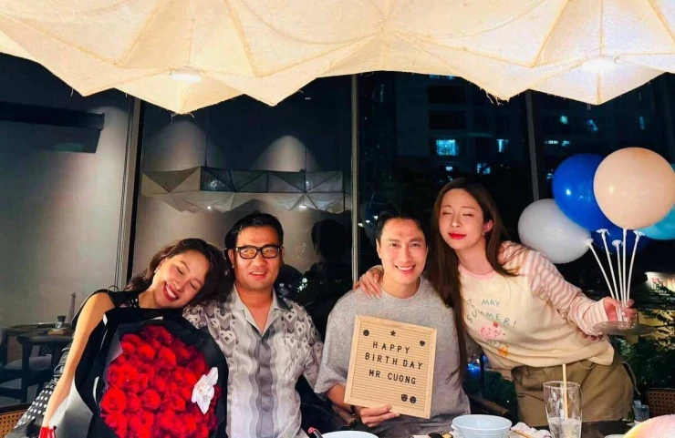 Ảnh sao 22/7: Việt Anh - Quỳnh Nga tình tứ đi ăn với bạn bè Ảnh sao 22/7: Việt Anh - Quỳnh Nga tình tứ đi ăn với bạn bè