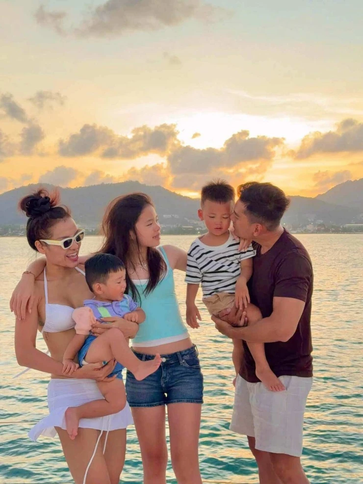 Ảnh sao 22/7: Việt Anh - Quỳnh Nga tình tứ đi ăn với bạn bè Ảnh sao 22/7: Việt Anh - Quỳnh Nga tình tứ đi ăn với bạn bè