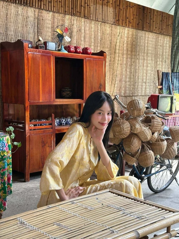 Ảnh sao 22/7: Việt Anh - Quỳnh Nga tình tứ đi ăn với bạn bè Ảnh sao 22/7: Việt Anh - Quỳnh Nga tình tứ đi ăn với bạn bè
