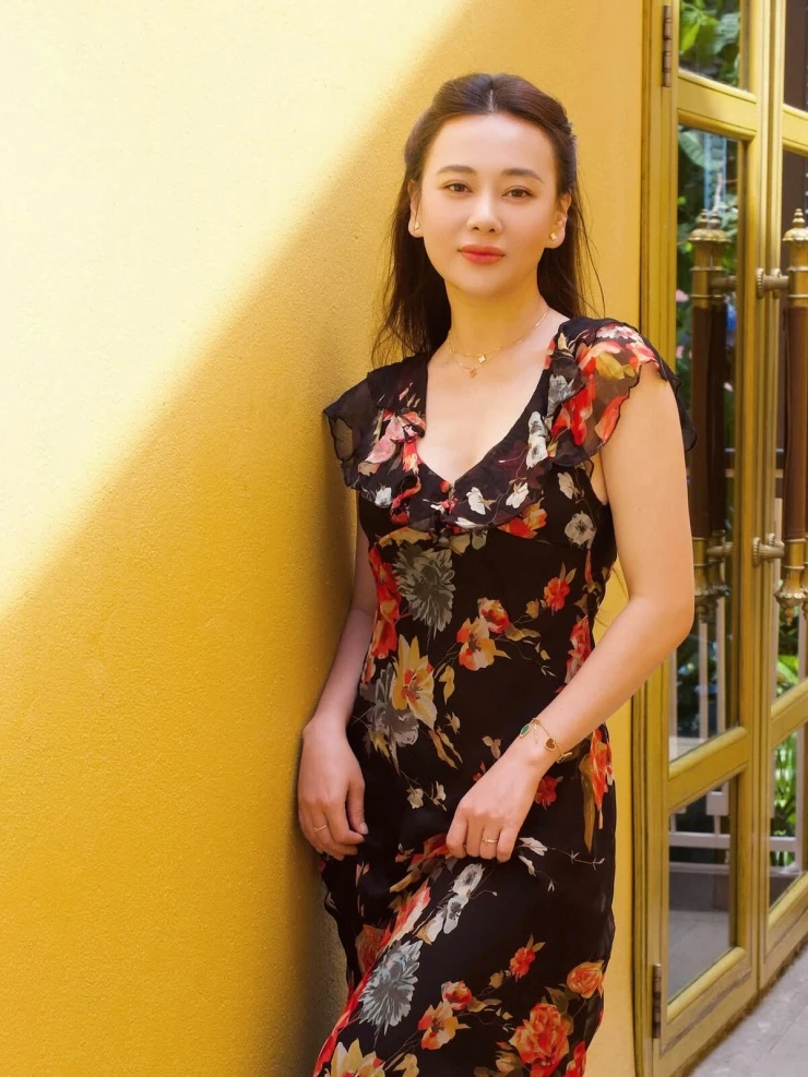 Ảnh sao 25/7: Phương Oanh trẹo lưng vì bế con