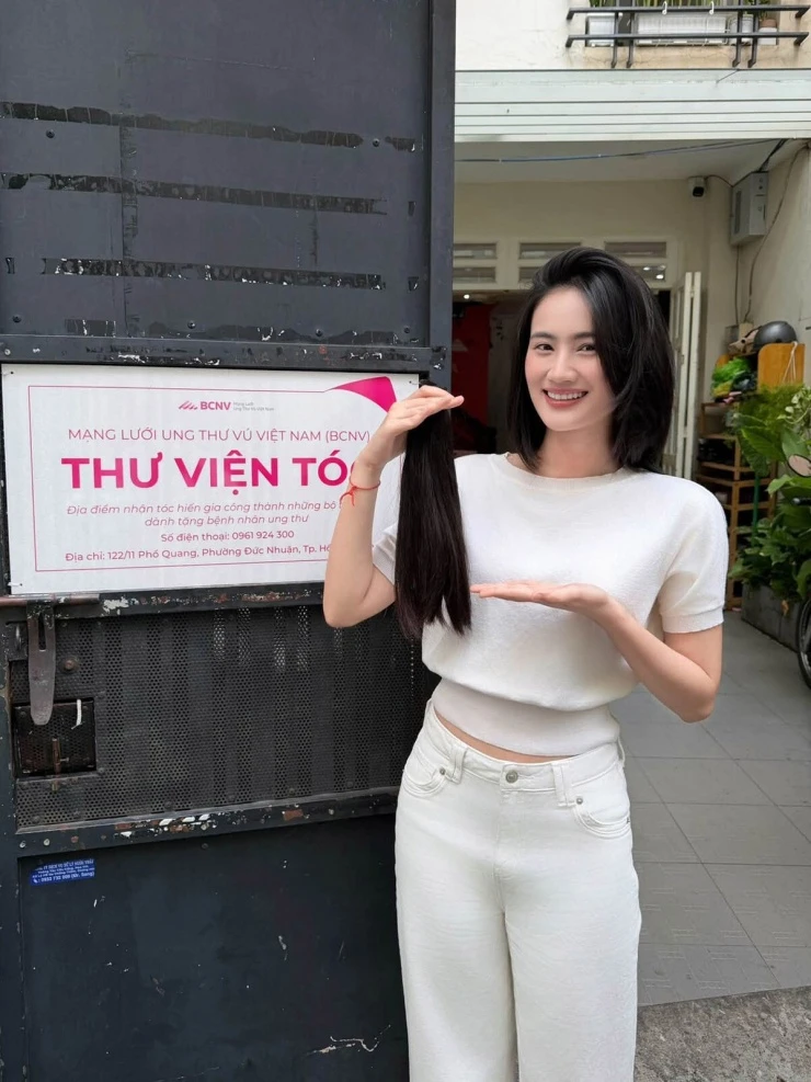 Ảnh sao 25/7: Phương Oanh trẹo lưng vì bế con