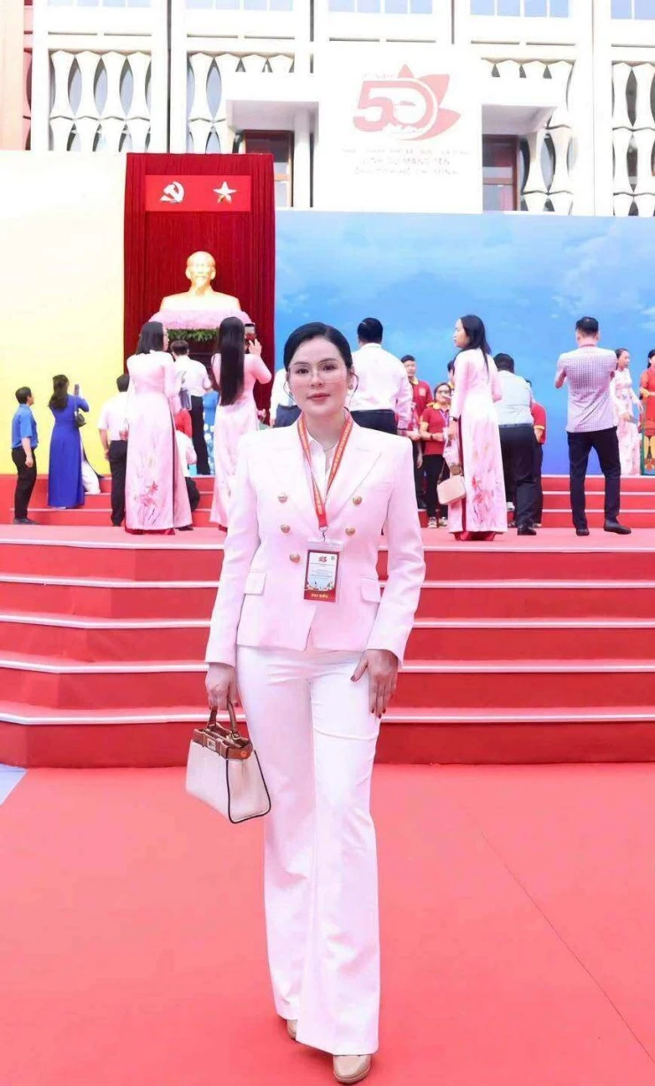 Ảnh sao 3/7: Mỹ Tâm gây thương nhớ với áo dài trắng Ảnh sao 3/7: Mỹ Tâm gây thương nhớ với áo dài trắng