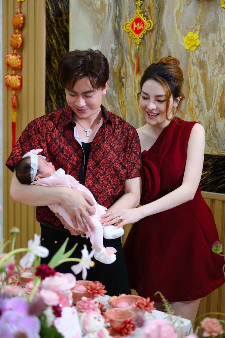 Ảnh sao 3/7: Mỹ Tâm gây thương nhớ với áo dài trắng Ảnh sao 3/7: Mỹ Tâm gây thương nhớ với áo dài trắng