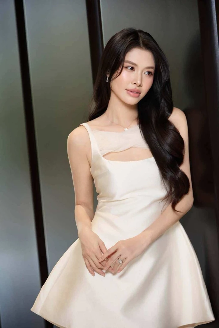 Ảnh sao 3/7: Mỹ Tâm gây thương nhớ với áo dài trắng Ảnh sao 3/7: Mỹ Tâm gây thương nhớ với áo dài trắng