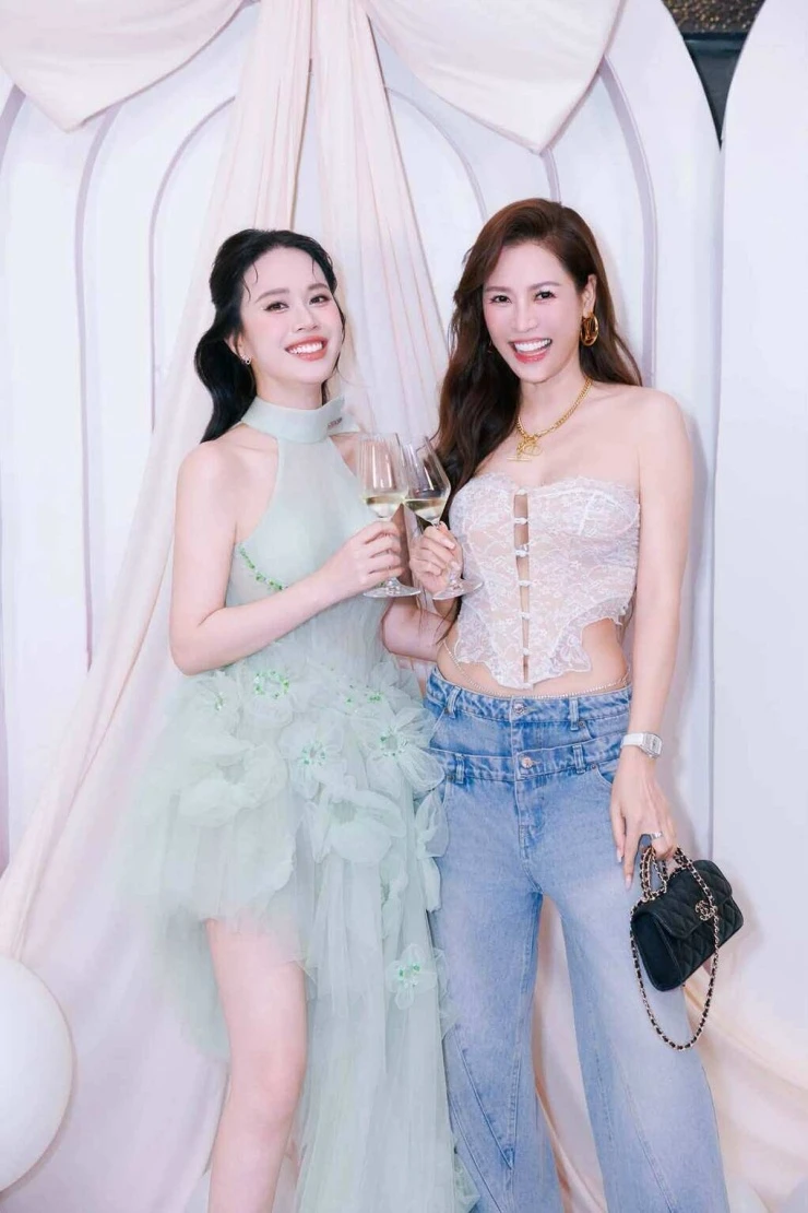 Ảnh sao 31/7: Thu Trang - Tiến Luật khoe hạnh phúc bên ba con