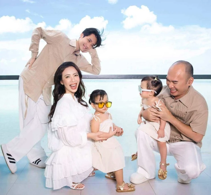 Ảnh sao 31/7: Thu Trang - Tiến Luật khoe hạnh phúc bên ba con