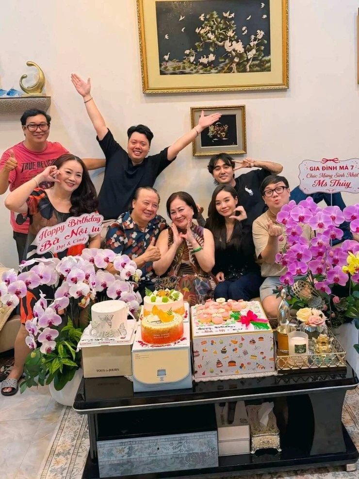 Ảnh sao 31/7: Thu Trang - Tiến Luật khoe hạnh phúc bên ba con
