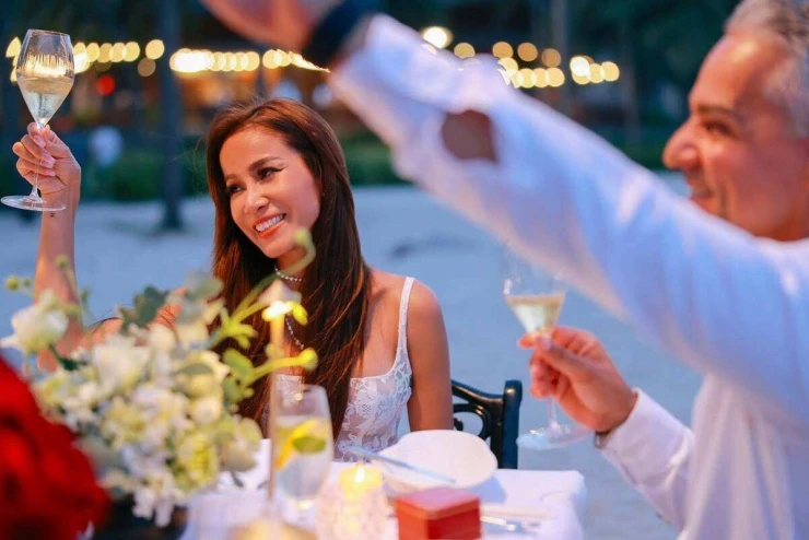 Bạn trai Đức cầu hôn Bảo Trúc trên bãi biển