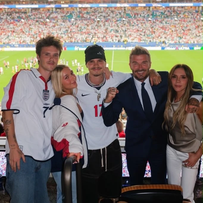 Becks hài hước bênh vực vợ sau khi Vic bị nói vô cảm Becks hài hước bênh vực vợ sau khi Vic bị nói vô cảm