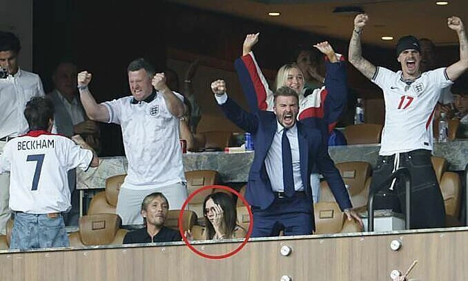 Becks hài hước bênh vực vợ sau khi Vic bị nói vô cảm Becks hài hước bênh vực vợ sau khi Vic bị nói vô cảm