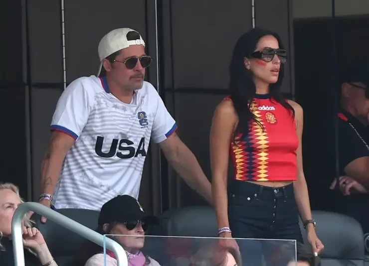 Brad Pitt hôn bạn gái trên khán đài World Cup Brad Pitt hôn bạn gái trên khán đài World Cup