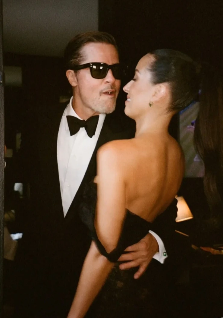 Brad Pitt và bạn gái tình tứ khi đi đám cưới Taylor Swift