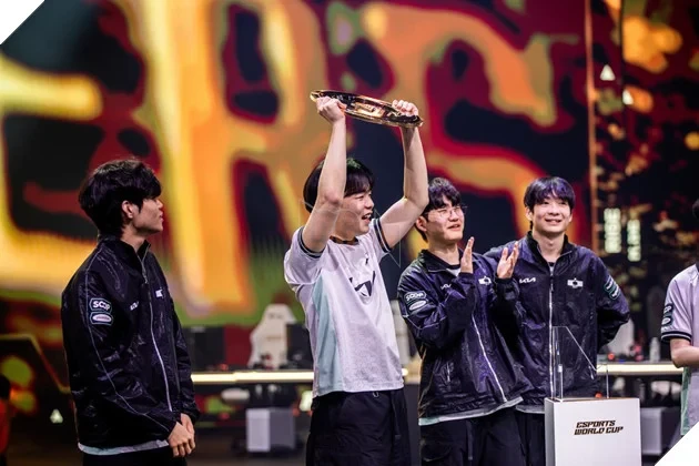 Dplus KIA Đánh Bại Đội Tuyển Pháp Karmine Corp Và Giành Ngôi Vô Địch Bộ Môn LMHT Tại Esports World Cup 2026