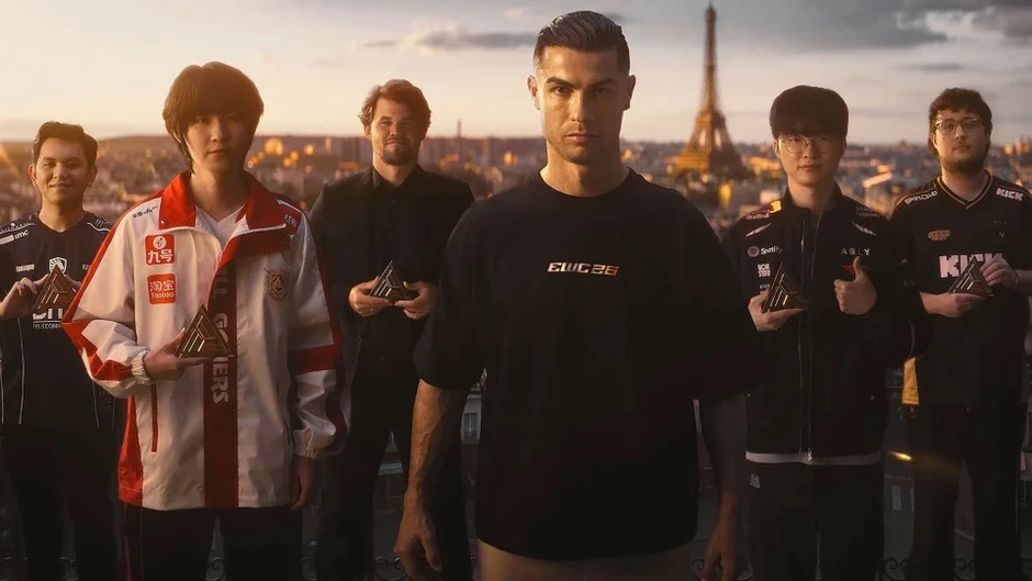 Faker 'đọ dáng' cùng Ronaldo Faker 'đọ dáng' cùng Ronaldo