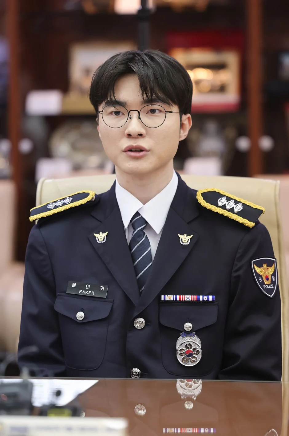 Faker được trao hàm trung sĩ cảnh sát