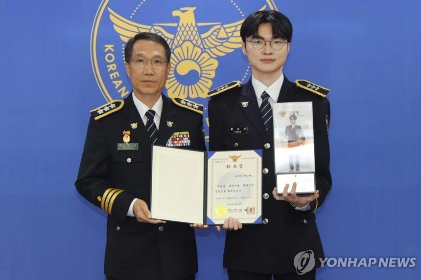 Faker được trao hàm trung sĩ cảnh sát