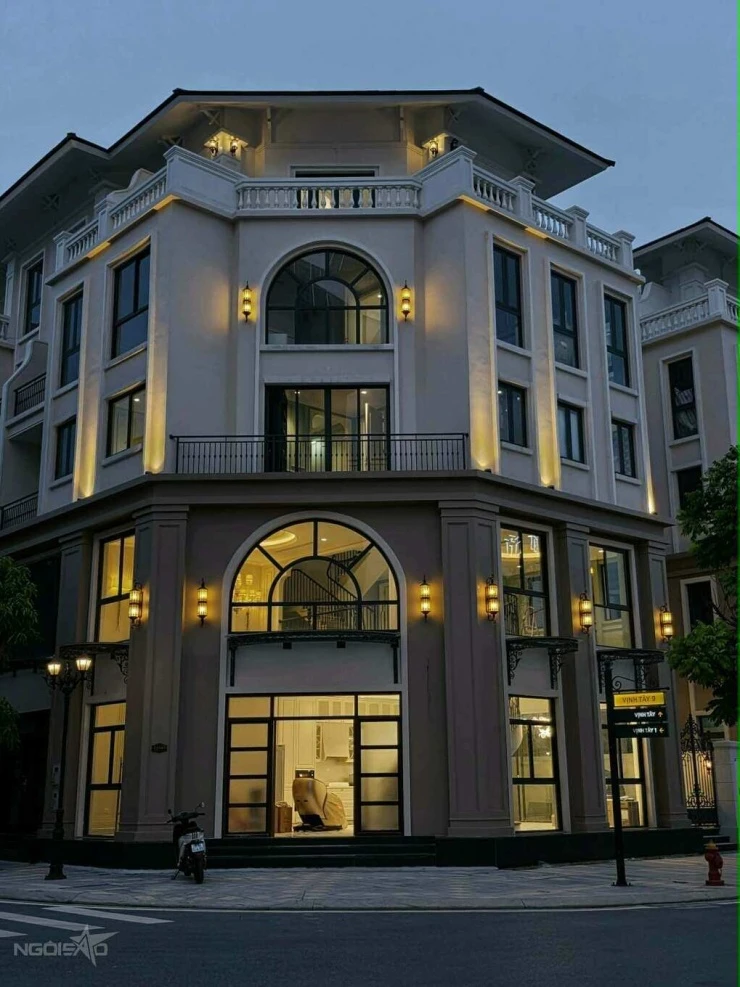 Gia đình Mạnh Trường chuyển về biệt thự 5 tầng ở Hưng Yên
