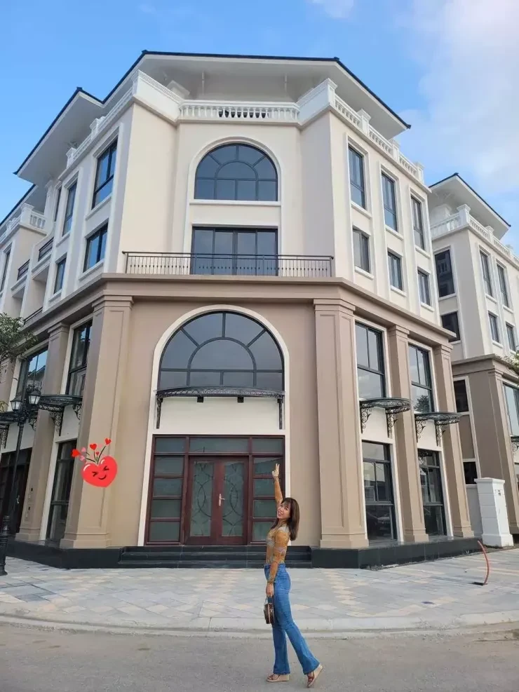 Gia đình Mạnh Trường chuyển về biệt thự 5 tầng ở Hưng Yên