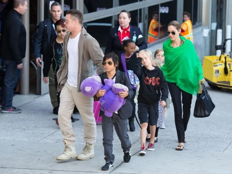 Hai con của Brad Pitt đăng thông báo bỏ họ bố Hai con của Brad Pitt đăng thông báo bỏ họ bố