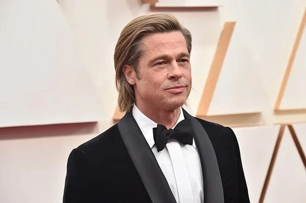Hai con của Brad Pitt đăng thông báo bỏ họ bố Hai con của Brad Pitt đăng thông báo bỏ họ bố