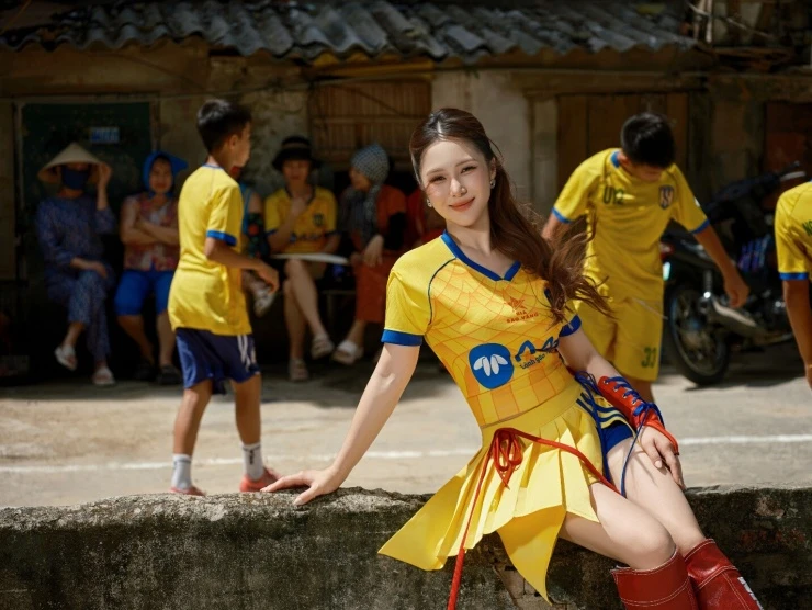 Hương Tràm biến chợ cá Cửa Lò thành sàn diễn, mang tinh thần bóng đá Sông Lam Nghệ An vào MV gái NGHỆ Hương Tràm biến chợ cá Cửa Lò thành sàn diễn, mang tinh thần bóng đá Sông Lam Nghệ An vào MV gái NGHỆ