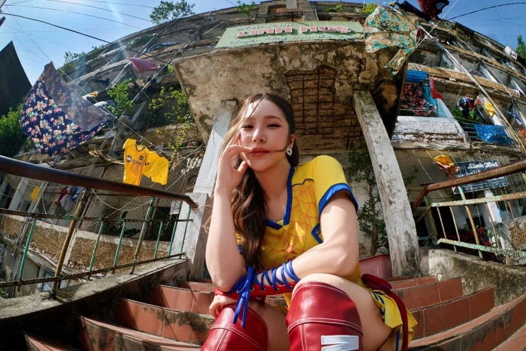 Hương Tràm biến chợ cá Cửa Lò thành sàn diễn, mang tinh thần bóng đá Sông Lam Nghệ An vào MV gái NGHỆ Hương Tràm biến chợ cá Cửa Lò thành sàn diễn, mang tinh thần bóng đá Sông Lam Nghệ An vào MV gái NGHỆ